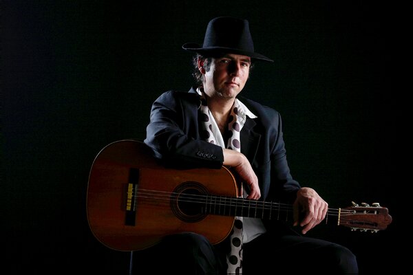 Gipsy flamenco gitarist Manito in Maria tenHoven kapel Mill