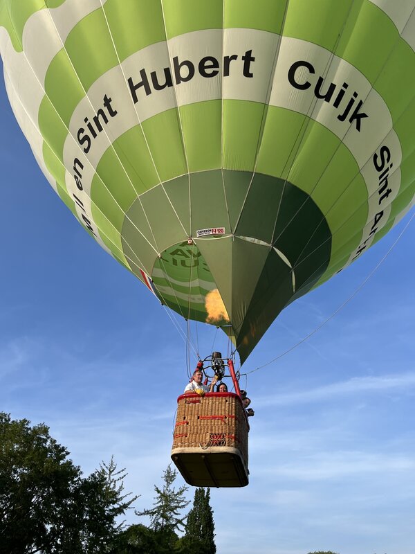 Nieuwe Land van Cuijk-ballon krijgt feestelijke doop in Aldendrielpark