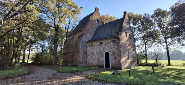 Klank (lig) concert in Kapel Maria ten Hove in Mill