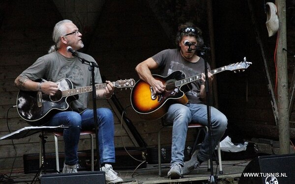 Two Stools zondag 8 juni (2e Pinksterdag) live in ’t Lagerhuis