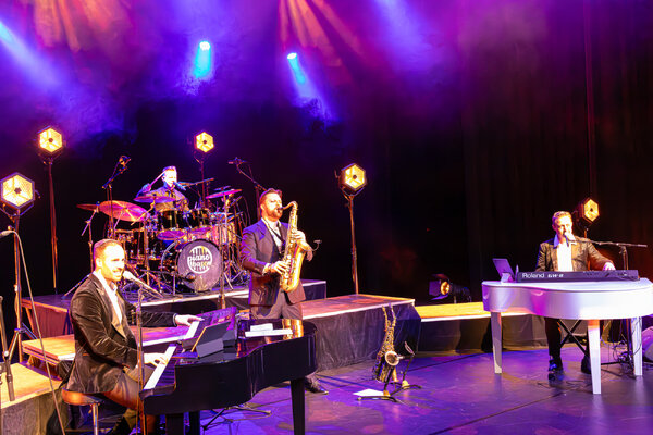 De Pianobazen brengen unieke theatersensatie naar Myllesweerd – beluister De Neije Krant Podcast