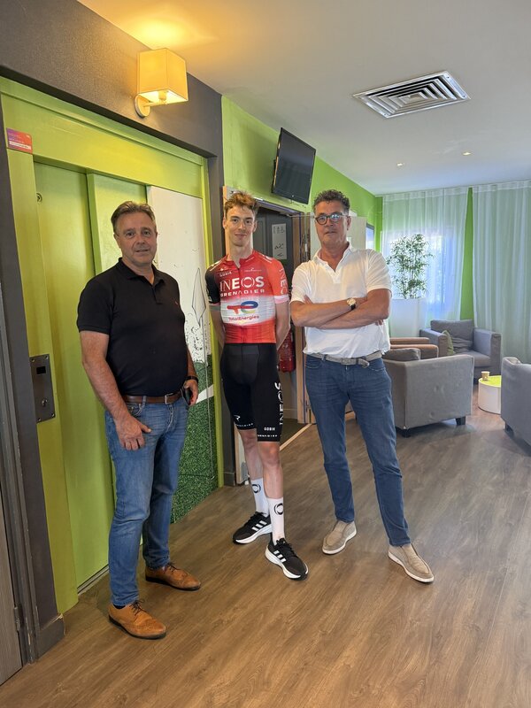 Foto: Twan Poels en Pierre Hermans met Thymen Arensman tijdens de tweede rustdag in de Tour de France.