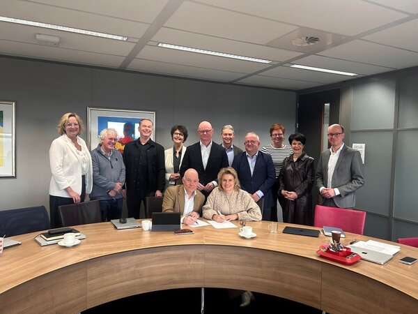 Onderschrift foto: vlnr: Claudia Ponjee (gemeente Bergen), Hans Peter Jung (Burgerkracht Limburg), Roland van der Heijden (Sociom), Pauline Terwijn (Pantein), Jan-Willem Bedeaux (GGZ Oost-Brabant), Peter van der Pols (Pantein), Ineke Wever (Sint Anna), Garmt Postma (Syntein), Patrick Hoenselaar (gemeente Gennep), Treja van den Heuvel (GGD Hart voor Brabant), Willy Hendriks-van Haren (gemeente Land van Cuijk), Joost Hendriks (gemeente Land van Cuijk).