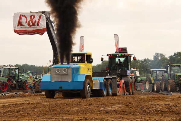 Weer veel (Nederlandse)muziek, vermaak en ronkende motoren op Mills Pullingweekend