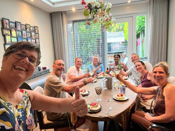 Mill schuift bij elkaar aan tafel