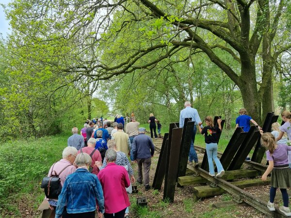 De groep bezoekt de Aspergestelling, onderdeel van deze wandeling
