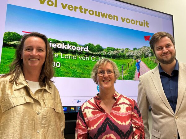 Fotobijschrift: de lijsttrekkers Bouke van Vugt (CDA), Helma Pluk (Team Lokaal) en Mike van Diemen (Pro) tijdens de presentatie van het coalitieakkoord ‘ Vol vertrouwen vooruit’.
