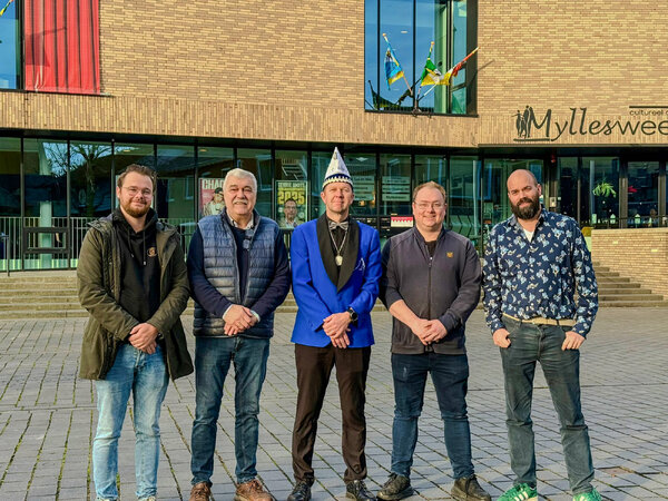 Foto Chris Swijnenberg - “Voorzitter SCM met enkele horecaondernemers Mill die samen de schouders eronder zetten”