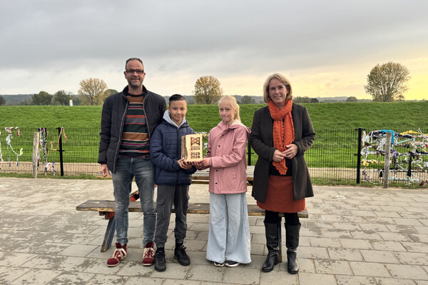 	Op de foto van links naar rechts: projectleider Martijn van de Voort, Niek, Elin en wethouder Antoinette Maas