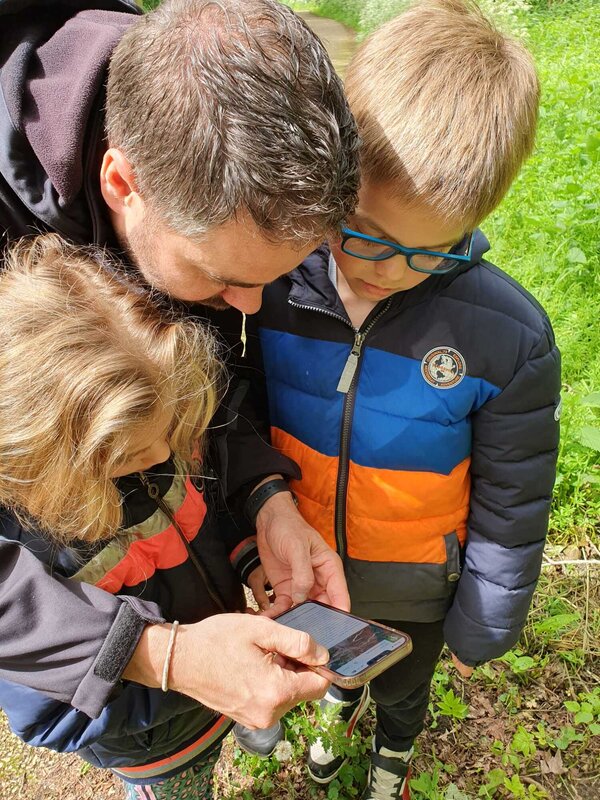 Ouders en kinderen gaan samen op zoek naar de geheime code
