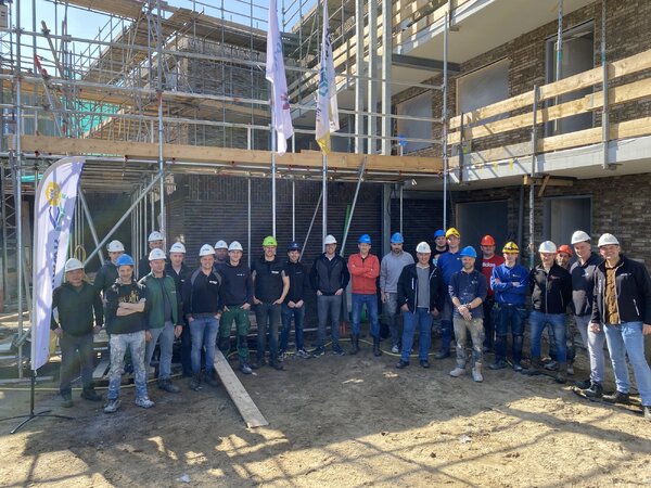 Bouw Cuijkse Cantheelen hof 1 op schema – hoogste punt feestelijk gevierd!