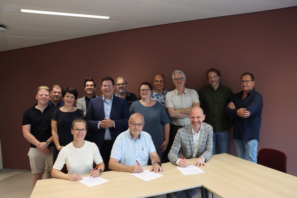 Officiële aftrap pilot verduurzaming van het Doehuis in Cuijk, sporthal De Meercamp in Oeffelt en het Wapen van Wanroij met de voorzitters en de aannemers.
