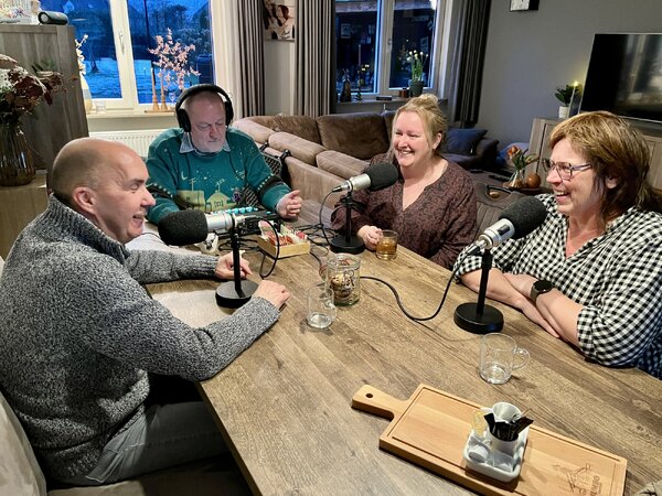 Tien jaar Bij Sas en Bep: bijzondere mijlpaal gevierd in De Neije Krant Podcast