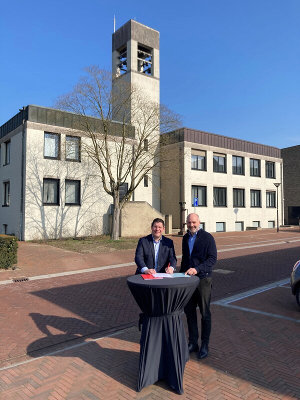 Onderschrift foto, wethouder Mark Janssen van Gaal en Robert Hellings ondertekenen het koopcontract.