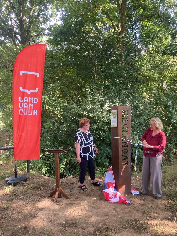 Onthulling toponiemenzuilen