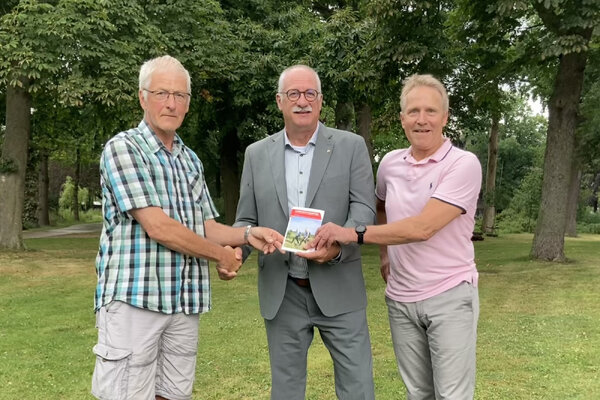 Wethouder Maarten Jilisen (midden) kreeg afgelopen donderdag het eerste exemplaar van de wandelgids van het Land van Cuijkpad overhandigd. Dat gebeurde door padcoördinator Frank van Kalleveen (links) en Henk van Geerenstein (rechts) van Wandelnet.