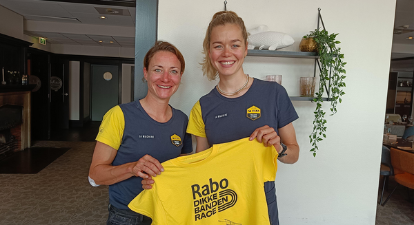 Team Visma | Lease a Bike rensters Marianne Vos (l) en Lieke Nooijen (r) presenteren het nieuwe Rabo Dikke Banden Race T-shirt.