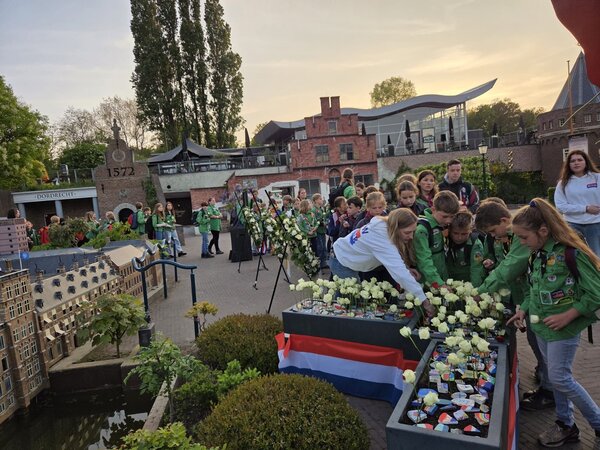 Scouting Langenboom-Zeeland bezoekt Nationale Kinderherdenking in Madurodam
