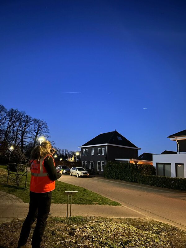 Veldonderzoeker tijdens nachtelijke vleermuizentelling.