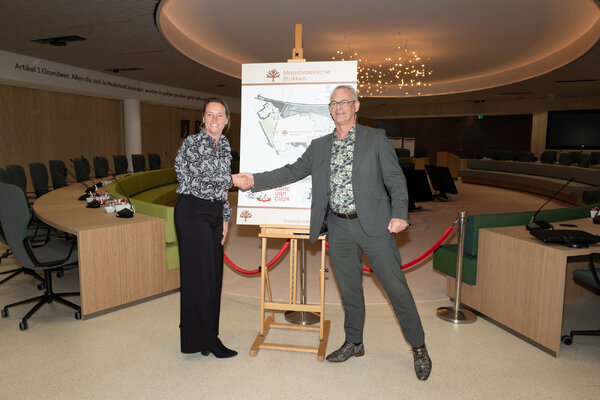 Wethouder Bouke van Vught en directeur ontwikkeling ABB