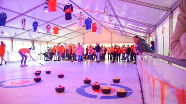 Schrijf in voor muzikaal curlingtoernooi in Mill op Koningsnacht