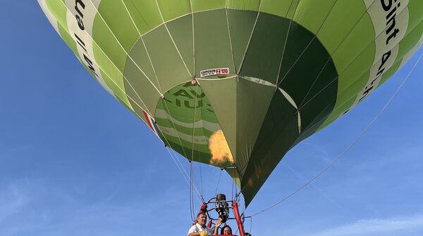Nieuwe Land van Cuijk-ballon krijgt feestelijke doop in Aldendrielpark