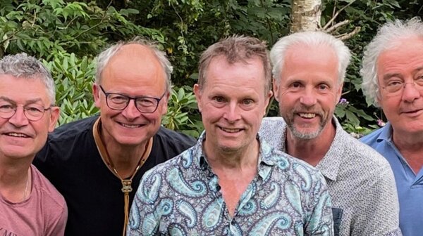 Oer band treedt op in de Kapel van Mill