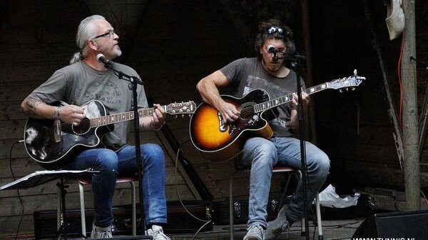 Two Stools zondag 8 juni (2e Pinksterdag) live in ’t Lagerhuis