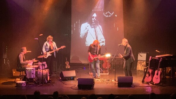 De man die denkt dat ie Neil Young is | Tonight’s the Night