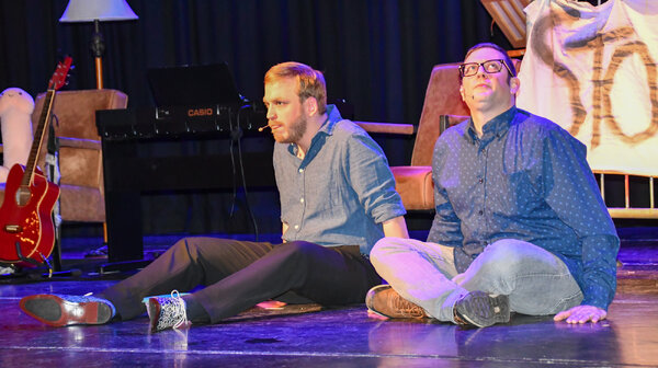 Reserveer voor Neije Krant oudejaarsconference door Jan en Tom in Theater Myllesweerd in Mill