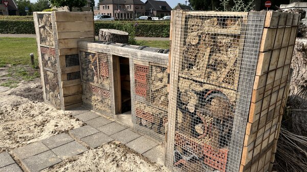 Unieke bijenburgt in Aldendrielpark: eerbetoon aan natuur en de heilige Ambrosius