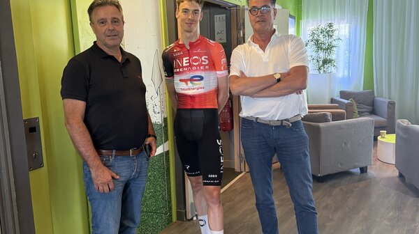 Boxmeer verwelkomt groene trui-drager Milan en etappewinnaar Arensman