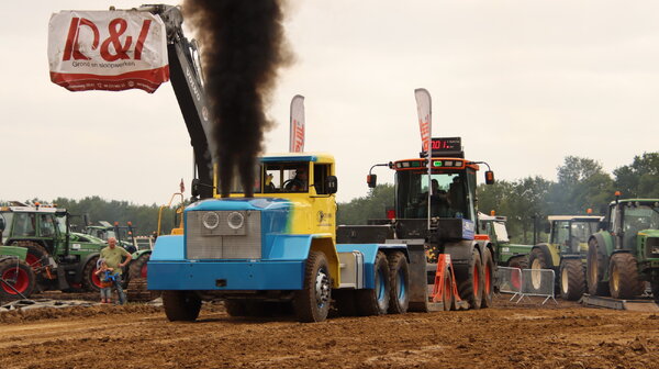Weer veel (Nederlandse)muziek, vermaak en ronkende motoren op Mills Pullingweekend