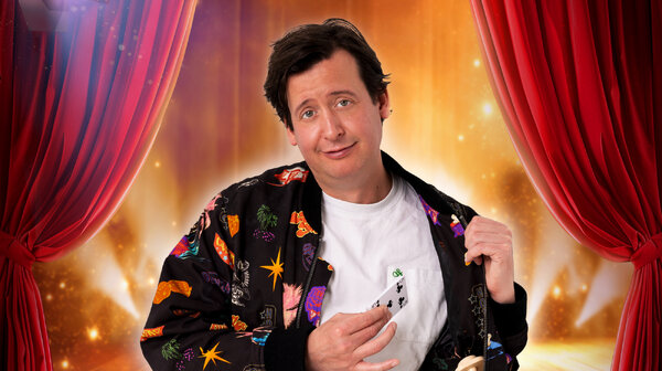 Steven Kazàn tovert lachsalvo’s in Theater Myllesweerd