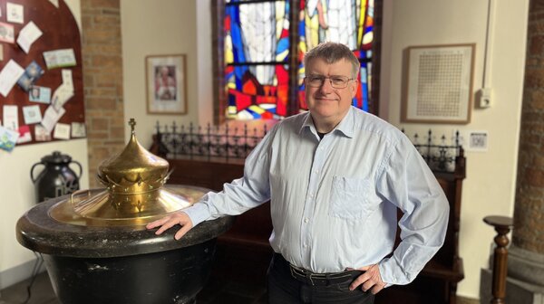 Pastor Bas van Dijk viert 25-jarig priesterjubileum met bijzondere viering in Mill