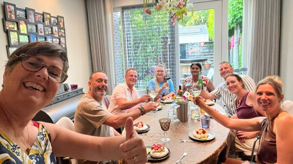 Mill schuift bij elkaar aan tafel