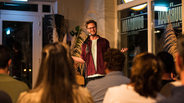 Lachen geblazen bij 15e stand-up comedyavond in Brasserie D’n Buurman