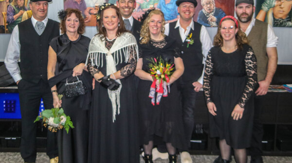 Boerenbruidsparen in de schijnwerpers bij De Neije Krant