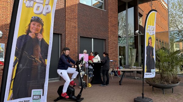 Gemeente Land van Cuijk en Pantein Maasziekenhuis fietsen 70 minuten op Dag van de Fietshelm