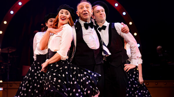 Ons Pap Wil Bij de Revue; een jeugdige collage van sketches en liedjes