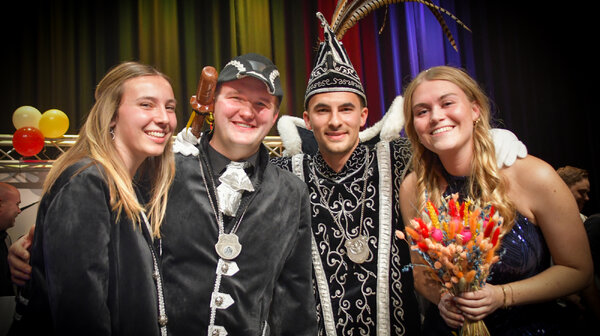 Prins Ko en prinses Lobke regeren met jongkers Jara en Ruben over 't Germelaand