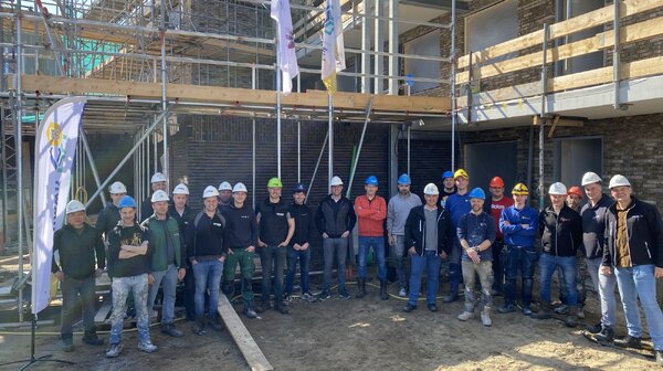 Bouw Cuijkse Cantheelen hof 1 op schema – hoogste punt feestelijk gevierd!