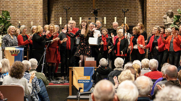 Warmte en samenzang vullen de kerk in Haps