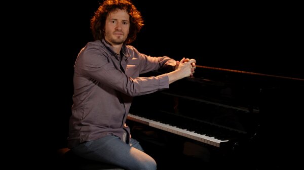 Warm luisterconcert van zanger/pianist Roon Staal in Cuijk