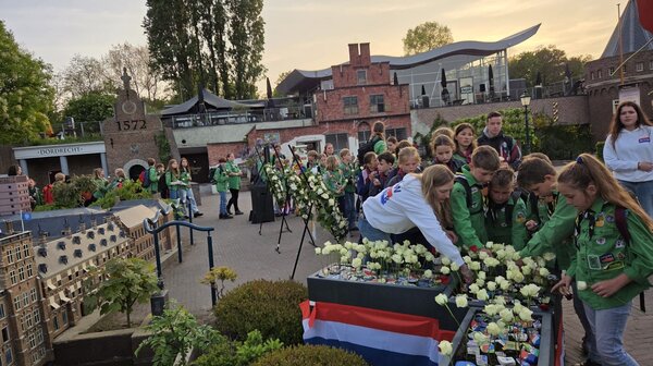 Scouting Langenboom-Zeeland bezoekt Nationale Kinderherdenking in Madurodam