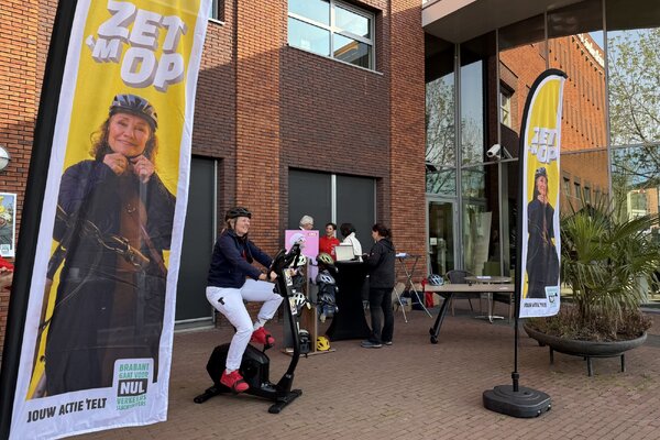 Gemeente Land van Cuijk en Pantein Maasziekenhuis fietsen 70 minuten op Dag van de Fietshelm