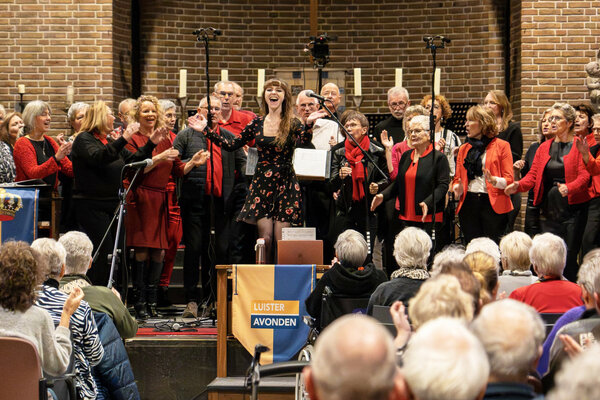 Warmte en samenzang vullen de kerk in Haps
