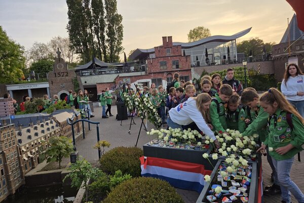 Scouting Langenboom-Zeeland bezoekt Nationale Kinderherdenking in Madurodam