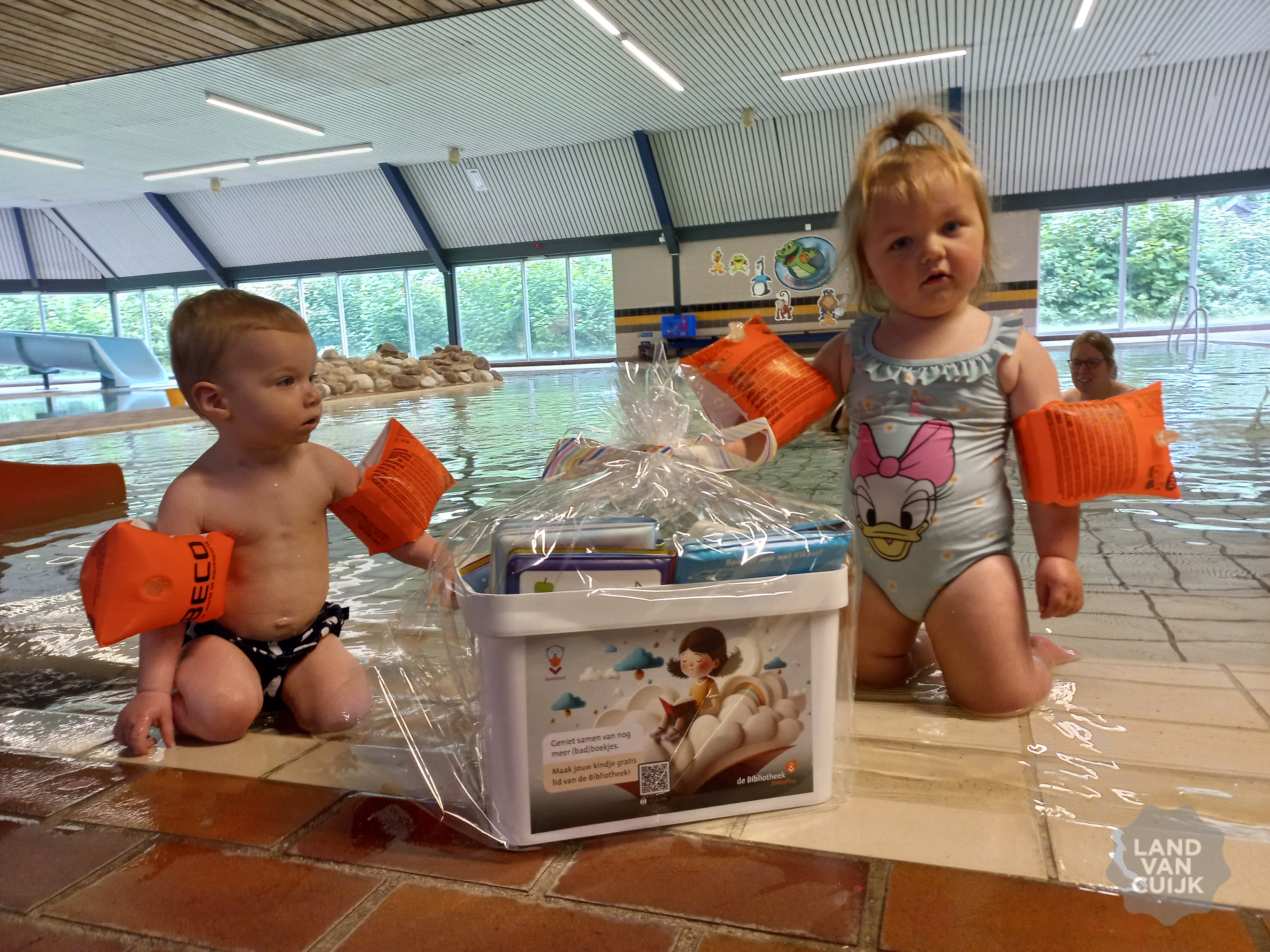 Baby’s en peuters zwemmen met boekjes Op zaterdag 3 juni