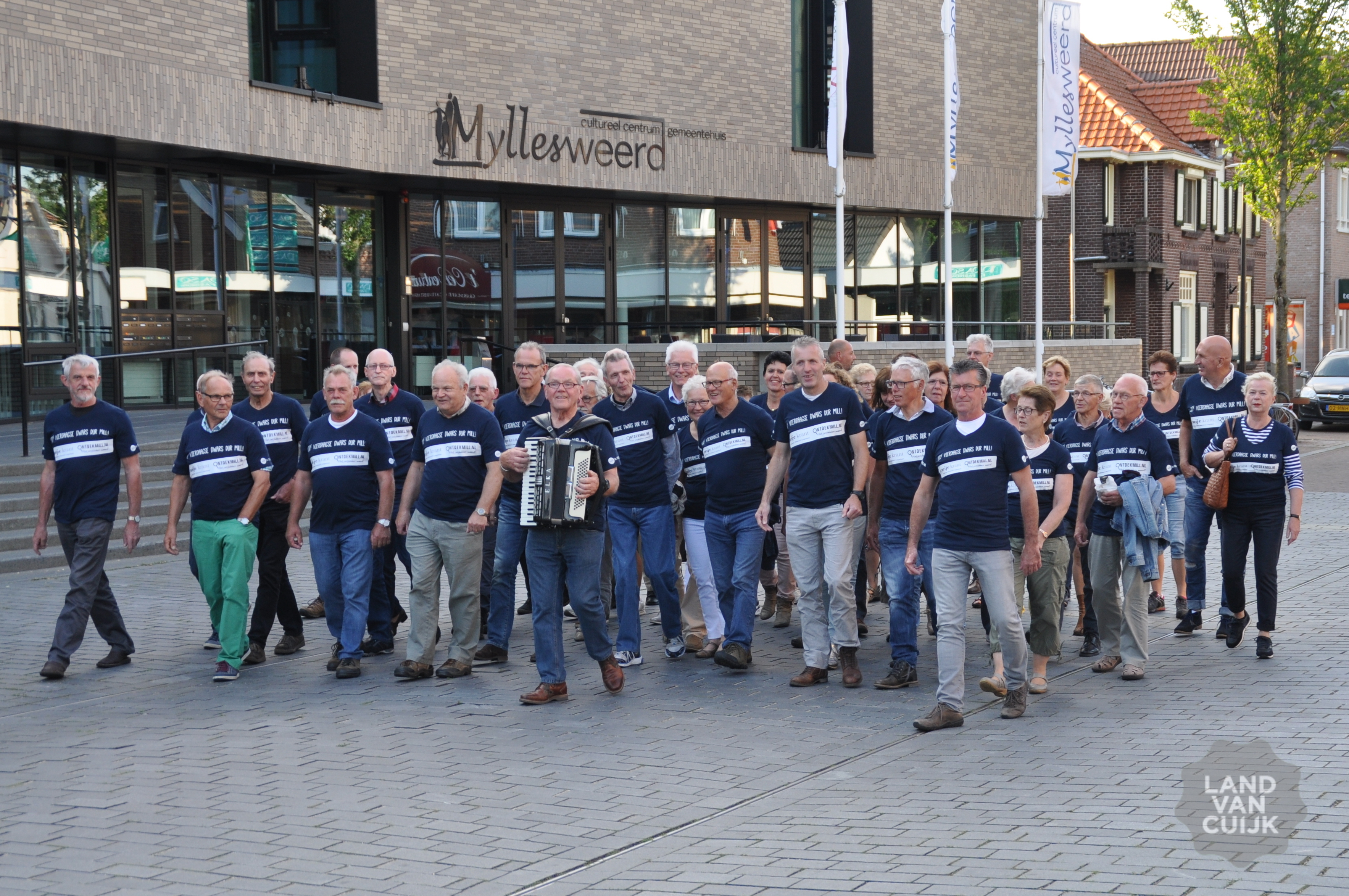 Opnieuw shirts voor deelnemers Vierdaagse uit Mill, Langenboom, Sint Hubert en Wilbertoord